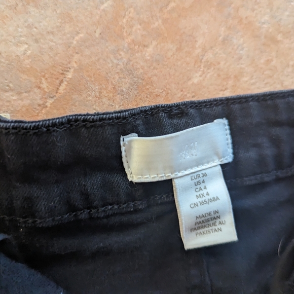 Size 4 H&M black denim shorts - Picture 3 of 3